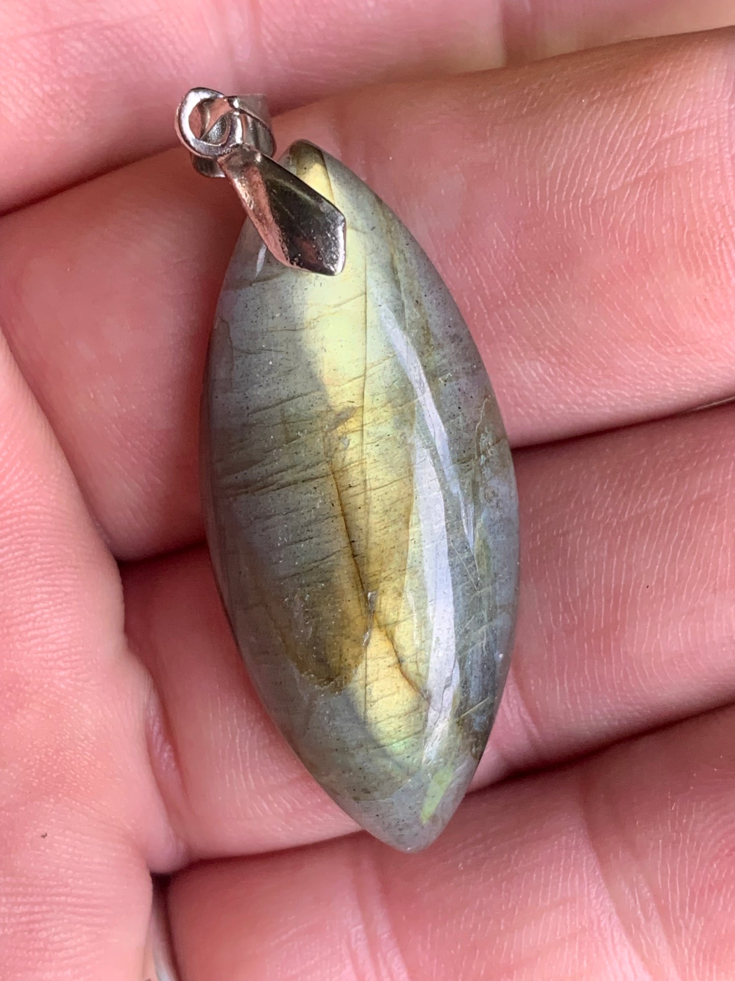 Labradorite, pendentif 'cabochon percé' de 50mm x 20 x 10. Qualité A à AA, vendu avec cordon réglable de couleur noire !
