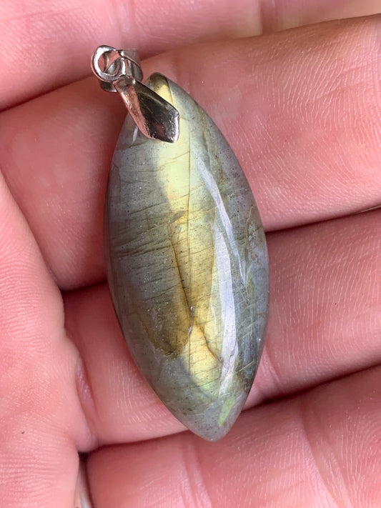 Labradorite, pendentif 'cabochon percé' de 50mm x 20 x 10. Qualité A à AA, vendu avec cordon réglable de couleur noire !