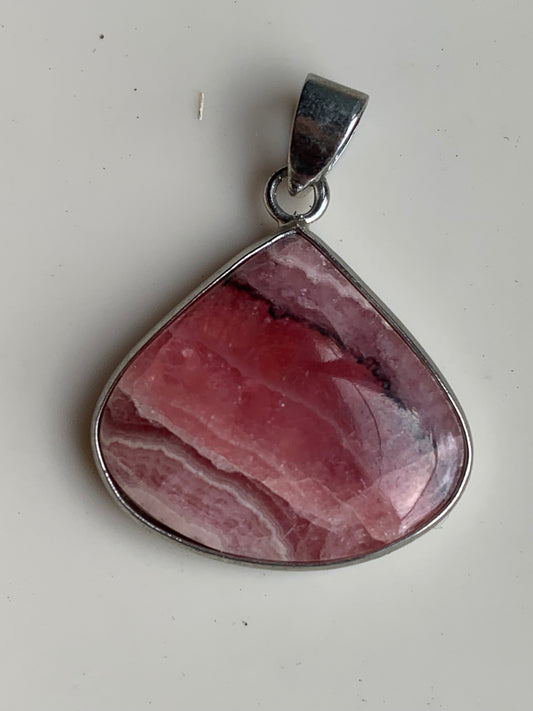 Rhodochrosite ! Pièce unique en Argent de 38 mm x 26 x 6. Vendu avec un cordon réglable de couleur noire !