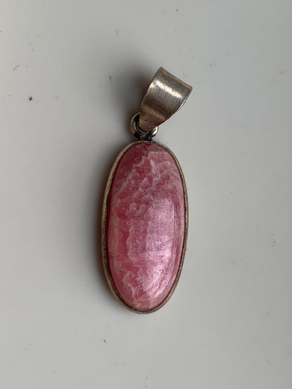 Rhodochrosite ! Pendentif en Argent de 42 mm x 11 x 7. Vendu avec un cordon réglable de couleur noire !
