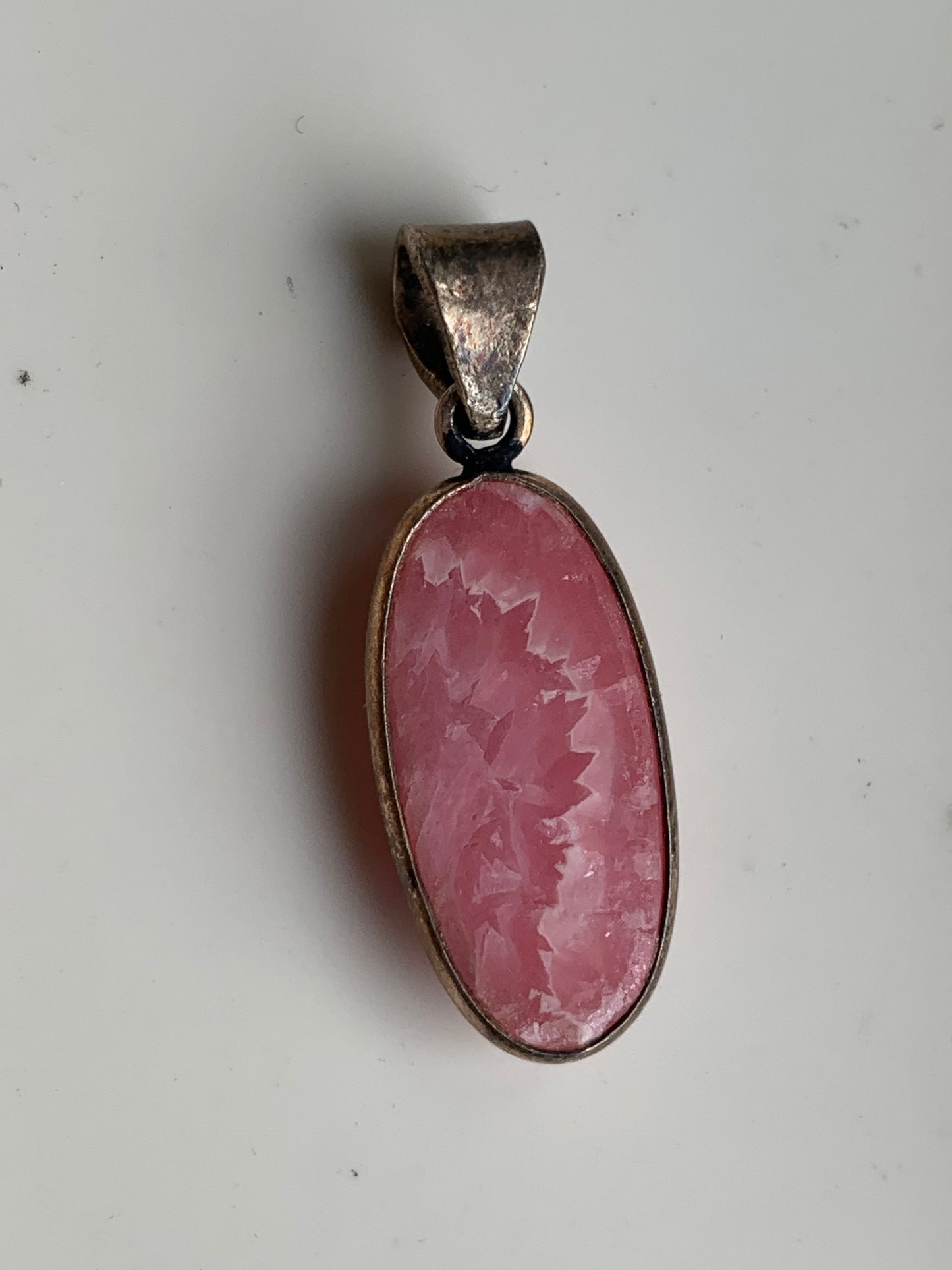 Rhodochrosite ! Pendentif en Argent de 42 mm x 11 x 7. Vendu avec un cordon réglable de couleur noire !