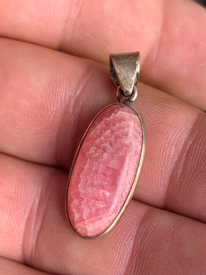 Rhodochrosite ! Pendentif en Argent de 42 mm x 11 x 7. Vendu avec un cordon réglable de couleur noire !