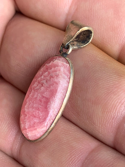 Rhodochrosite ! Pendentif en Argent de 42 mm x 11 x 7. Vendu avec un cordon réglable de couleur noire !