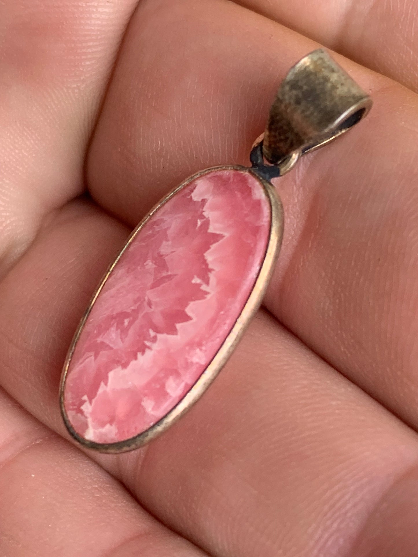 Rhodochrosite ! Pendentif en Argent de 42 mm x 11 x 7. Vendu avec un cordon réglable de couleur noire !