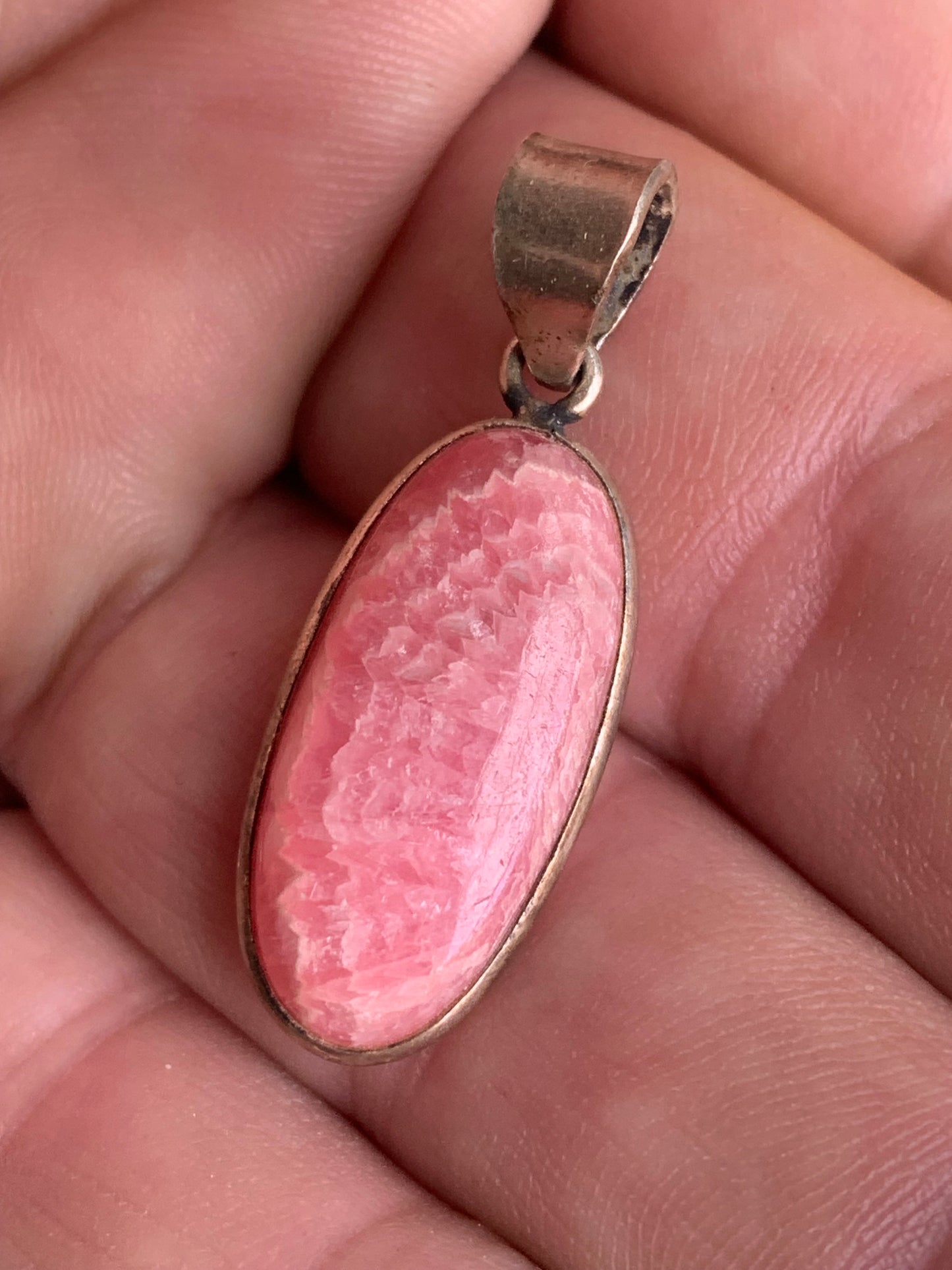 Rhodochrosite ! Pendentif en Argent de 42 mm x 11 x 7. Vendu avec un cordon réglable de couleur noire !