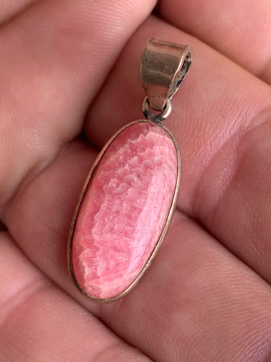Rhodochrosite ! Pendentif en Argent de 42 mm x 11 x 7. Vendu avec un cordon réglable de couleur noire !