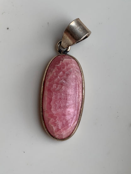 Rhodochrosite ! Pendentif en Argent de 42 mm x 11 x 7. Vendu avec un cordon réglable de couleur noire !
