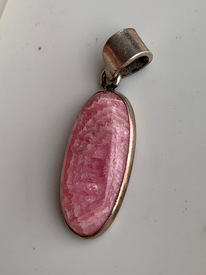 Rhodochrosite ! Pendentif en Argent de 42 mm x 11 x 7. Vendu avec un cordon réglable de couleur noire !