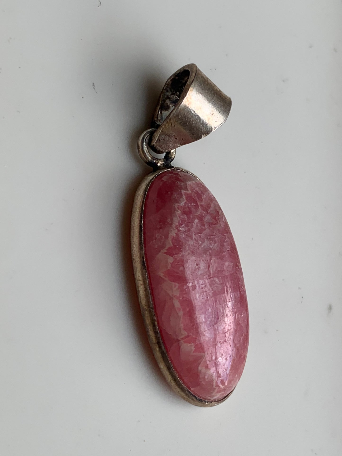 Rhodochrosite ! Pendentif en Argent de 42 mm x 11 x 7. Vendu avec un cordon réglable de couleur noire !