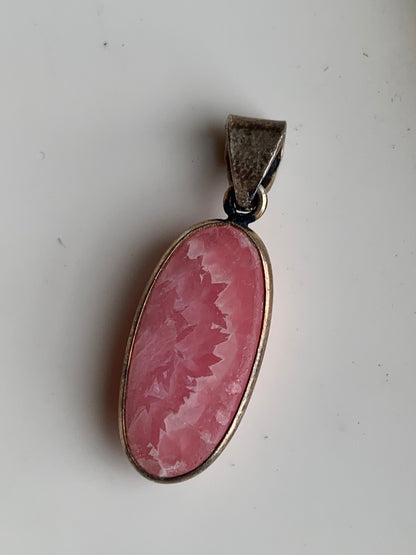 Rhodochrosite ! Pendentif en Argent de 42 mm x 11 x 7. Vendu avec un cordon réglable de couleur noire !