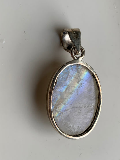 Labradorite blanche/ péristérite, pendentif en 'cabochon percé' de 42mm x 20 x 10. Qualité AA à AAA, vendu avec cordon réglable de couleur noire !