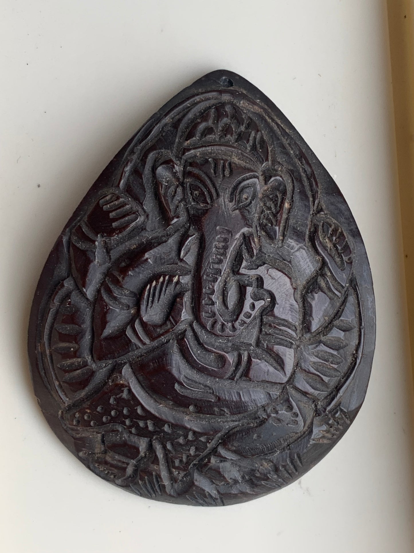 Ganesh, coquille de noix de coco gravé, pièce unique en Argent de 65 mm x 60 x 4. Vendu avec un cordon réglable de couleur noire !