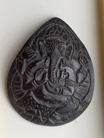 Ganesh, coquille de noix de coco gravé, pièce unique en Argent de 65 mm x 60 x 4. Vendu avec un cordon réglable de couleur noire !