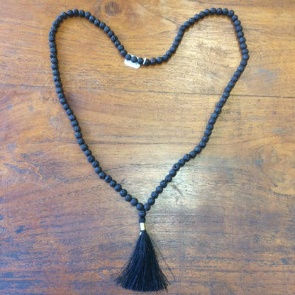 Mala de 108 perles de 8mm en Shungite, 85 cm de long environ. Qualité AA à AAA, superbe pièce avec pochette de rangement offerte. Fait en Inde !