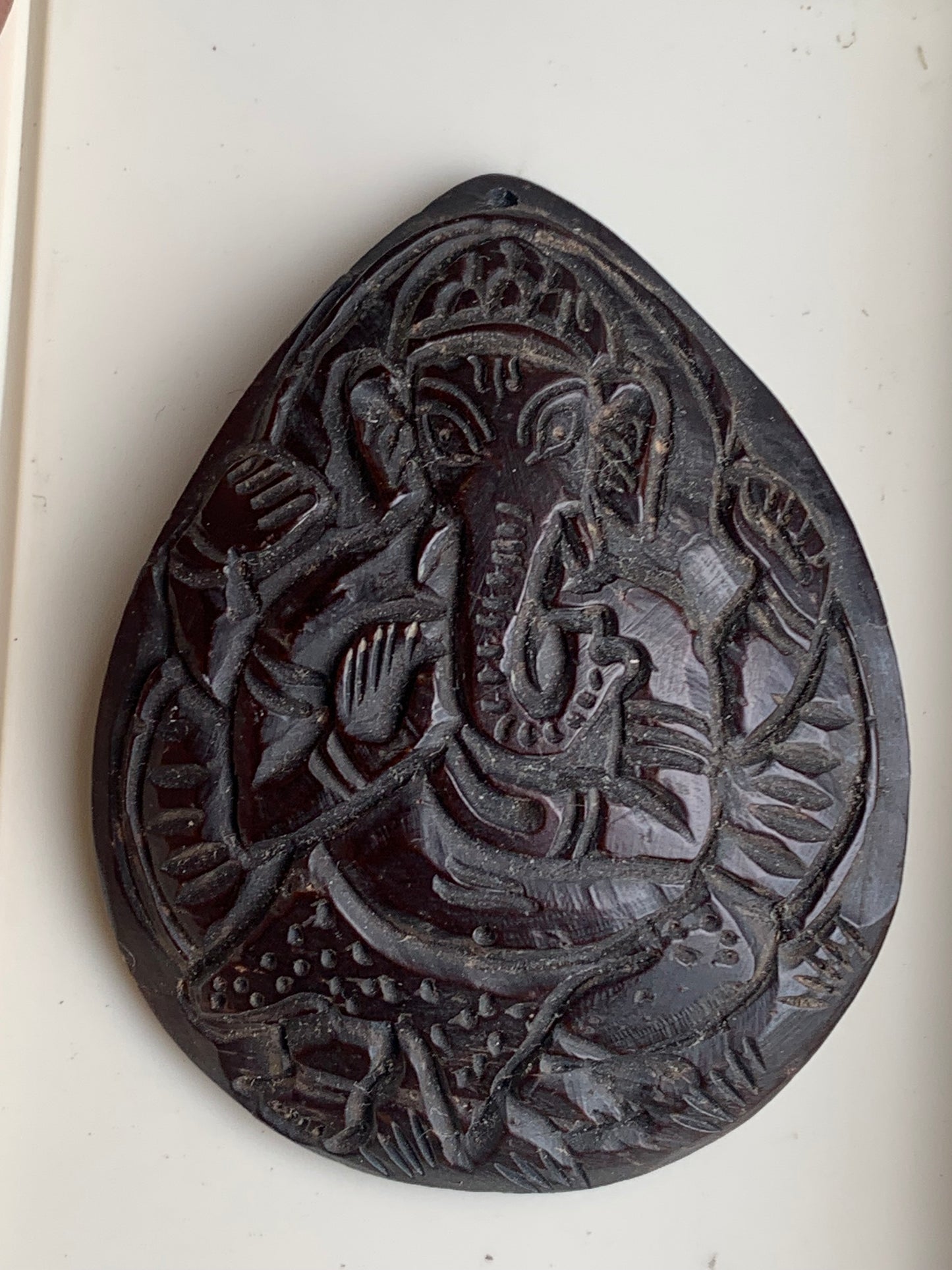 Ganesh, coquille de noix de coco gravé, pièce unique en Argent de 65 mm x 60 x 4. Vendu avec un cordon réglable de couleur noire !