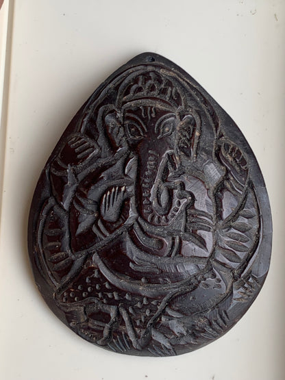 Ganesh, coquille de noix de coco gravé, pièce unique en Argent de 65 mm x 60 x 4. Vendu avec un cordon réglable de couleur noire !