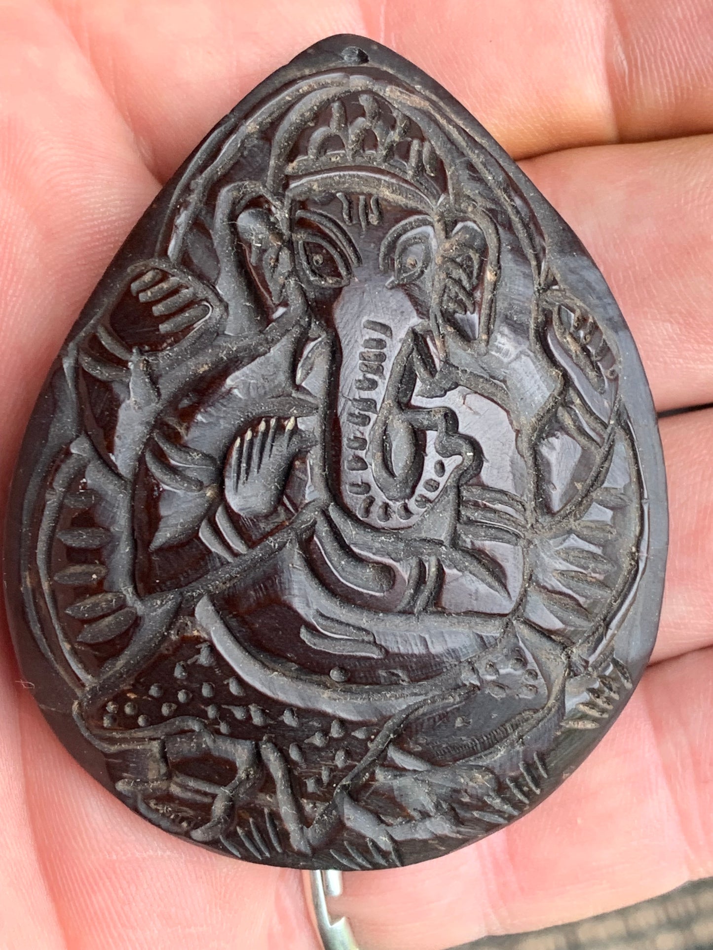 Ganesh, coquille de noix de coco gravé, pièce unique en Argent de 65 mm x 60 x 4. Vendu avec un cordon réglable de couleur noire !
