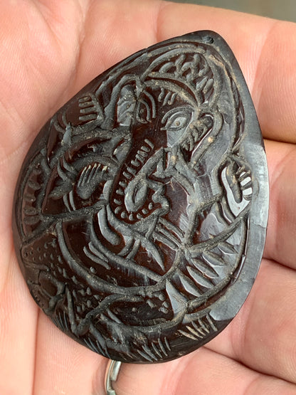 Ganesh, coquille de noix de coco gravé, pièce unique en Argent de 65 mm x 60 x 4. Vendu avec un cordon réglable de couleur noire !