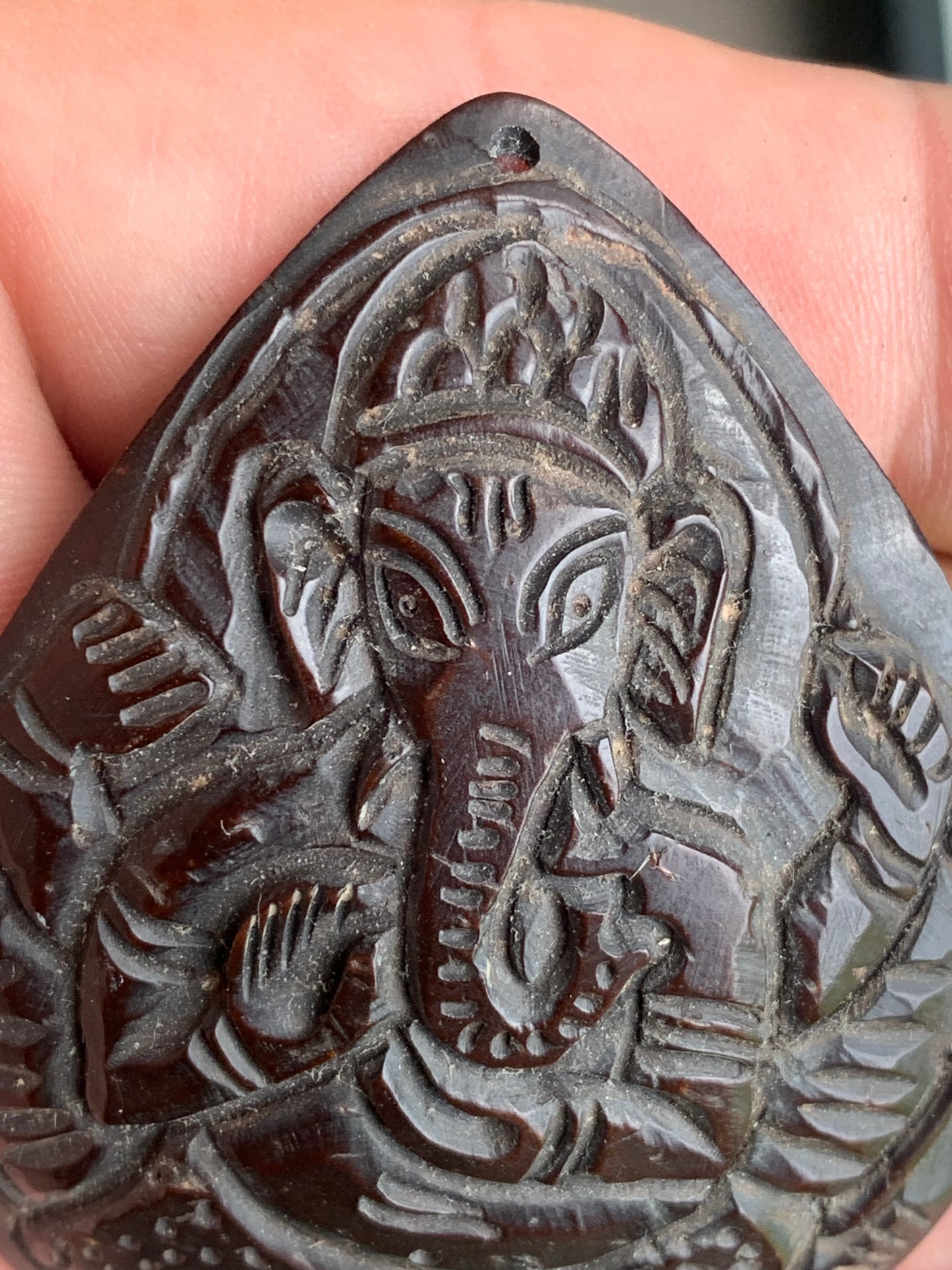 Ganesh, coquille de noix de coco gravé, pièce unique en Argent de 65 mm x 60 x 4. Vendu avec un cordon réglable de couleur noire !