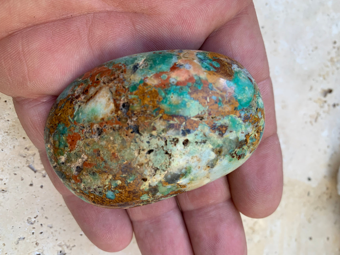 Chrysocolle, superbe galet naturel et poli du Pérou. Parfait pour la lithothérapie, collection ou la bijouterie !