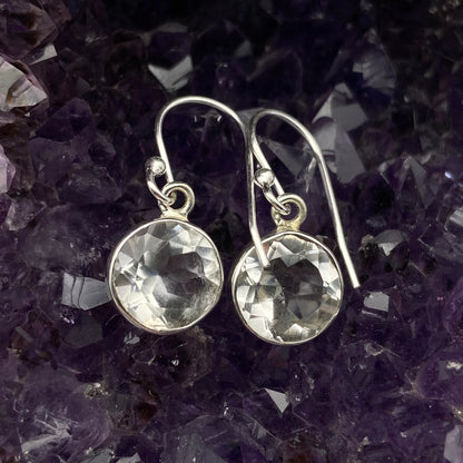 Boucles d'oreilles en Cristal de Roche (quartz), cabochon sertis de formes rondes, qualité AA à AAA. Vendu en finition Argent, parfait !