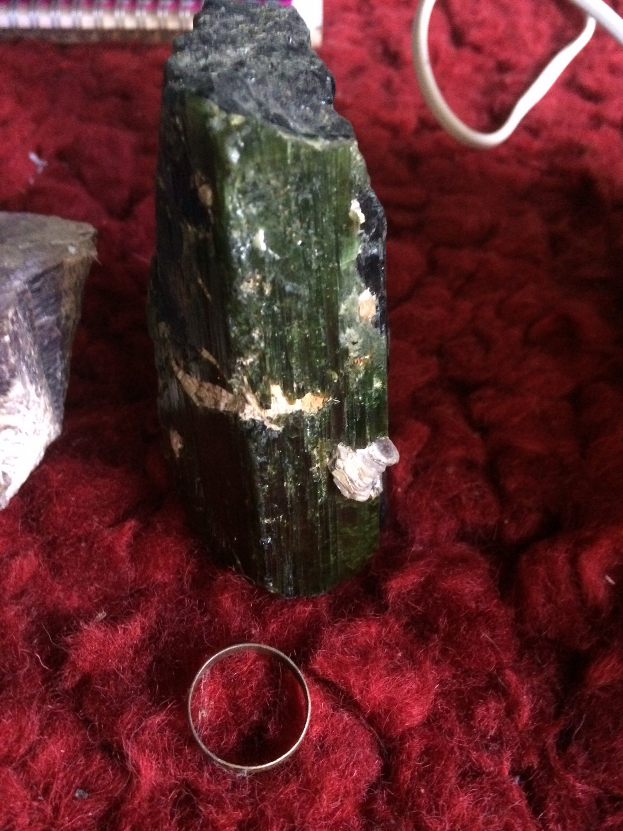 Tourmaline verte/ Verdélite, spécimen naturel de 93 x 56 x 48 mm - 444 grammes environ. Superbe pièce de belle taille !