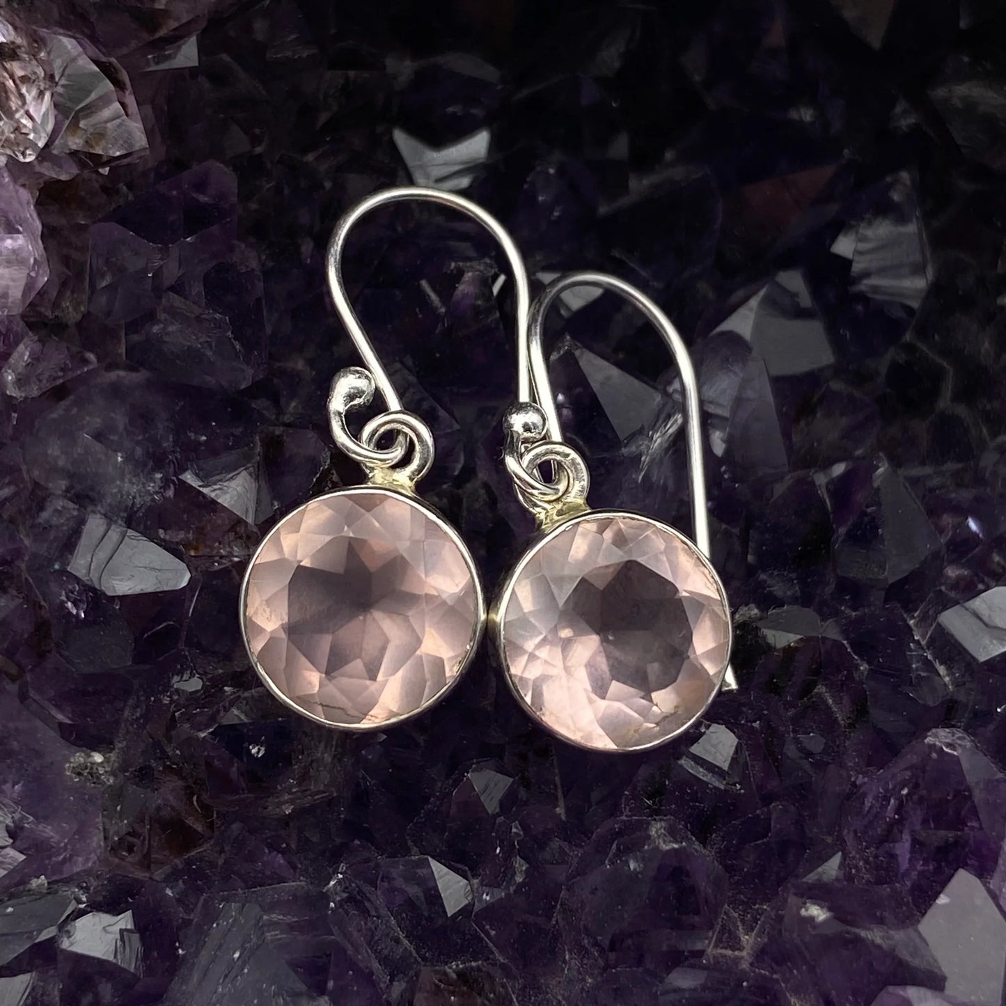 Boucles d'oreilles en Quartz Rose, cabochon sertis de formes rondes, qualité AA à AAA. Vendu en finition Argent, parfait !
