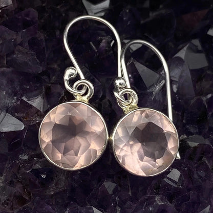 Boucles d'oreilles en Quartz Rose, cabochon sertis de formes rondes, qualité AA à AAA. Vendu en finition Argent, parfait !