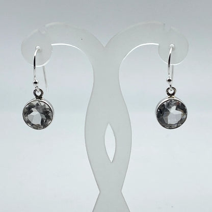 Boucles d'oreilles en Cristal de Roche (quartz), cabochon sertis de formes rondes, qualité AA à AAA. Vendu en finition Argent, parfait !