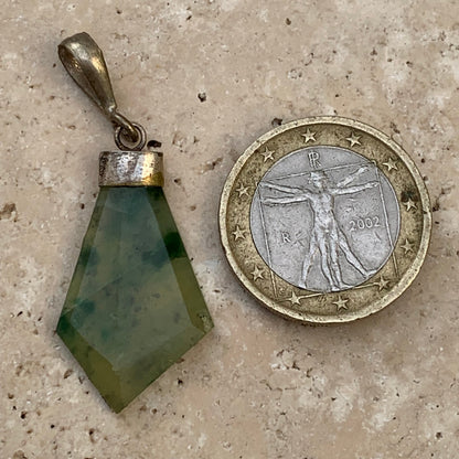 Jade ! Pendentif unique en Argent d'une pierre rare, 42 mm de hauteur x 18 de largeur x 4 d'épaisseur. Vendu avec cordon réglable de couleur noire !