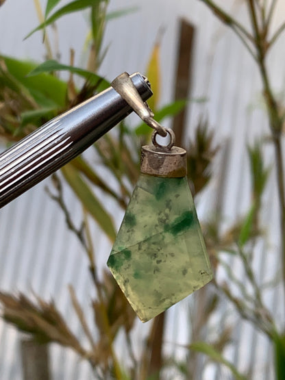 Jade ! Pendentif unique en Argent d'une pierre rare, 42 mm de hauteur x 18 de largeur x 4 d'épaisseur. Vendu avec cordon réglable de couleur noire !