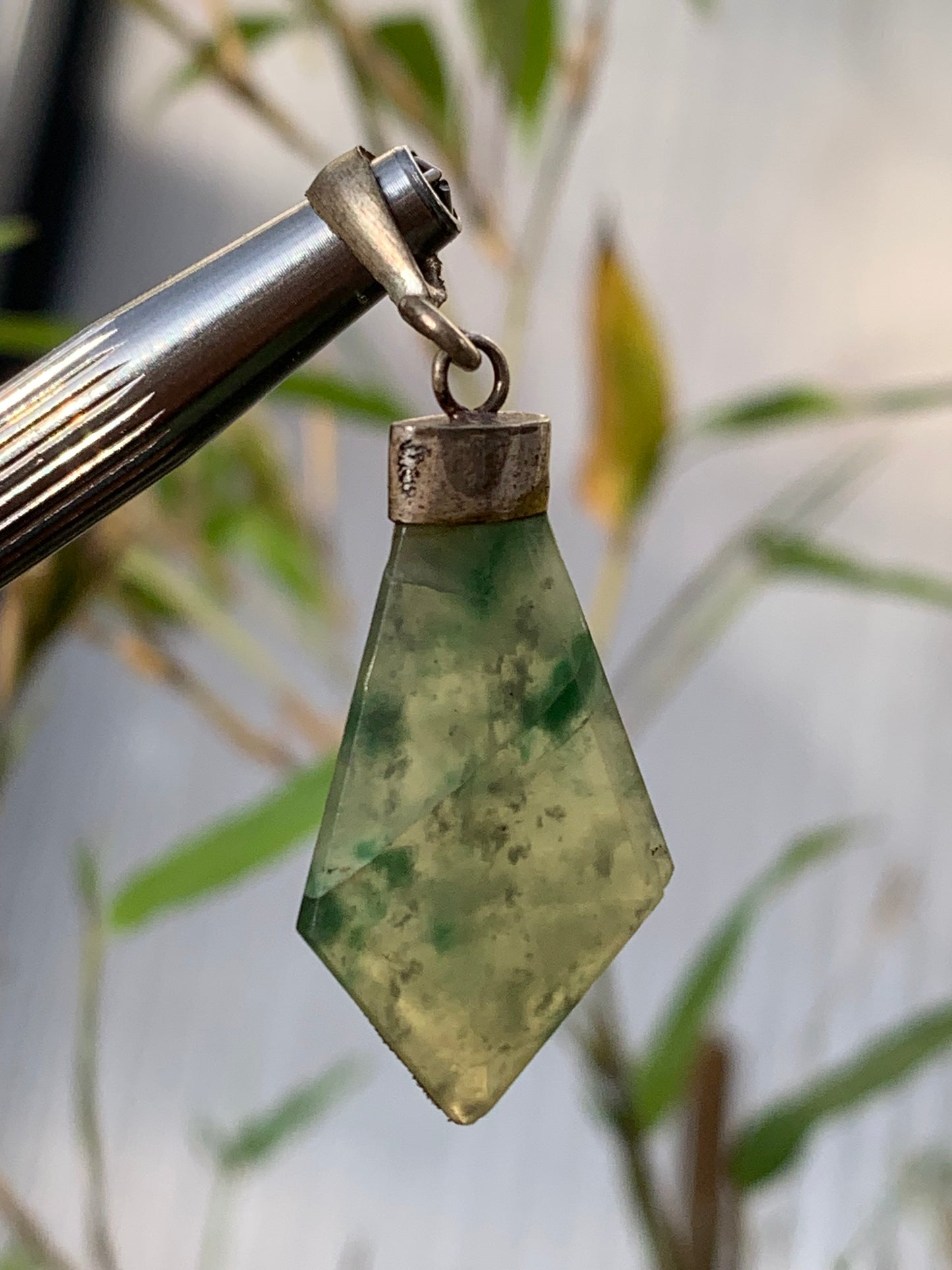 Jade ! Pendentif unique en Argent d'une pierre rare, 42 mm de hauteur x 18 de largeur x 4 d'épaisseur. Vendu avec cordon réglable de couleur noire !