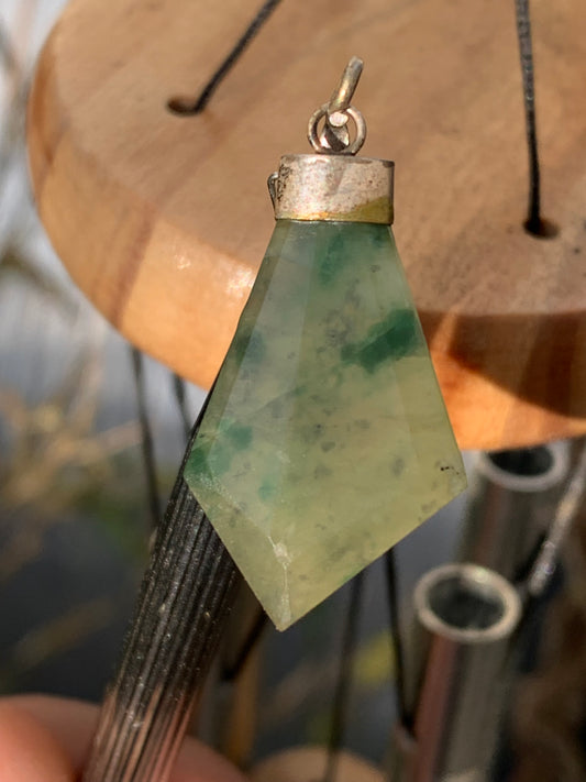 Jade ! Pendentif unique en Argent d'une pierre rare, 42 mm de hauteur x 18 de largeur x 4 d'épaisseur. Vendu avec cordon réglable de couleur noire !