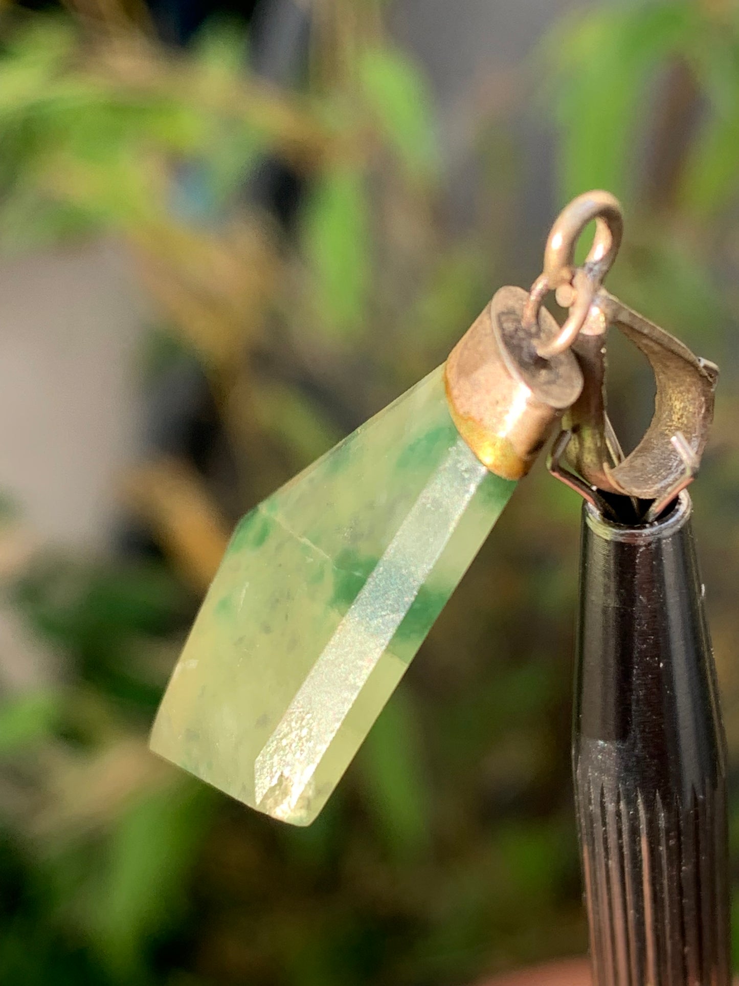Jade ! Pendentif unique en Argent d'une pierre rare, 42 mm de hauteur x 18 de largeur x 4 d'épaisseur. Vendu avec cordon réglable de couleur noire !