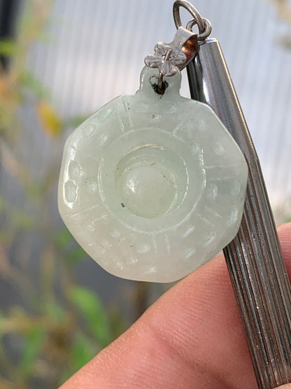 Jade ! Pendentif 'Roue de la vie' avec une jolie bélière fantaisie, 35 mm de hauteur x 23 de largeur x 5 d'épaisseur. Vendu avec cordon réglable de couleur noire.
