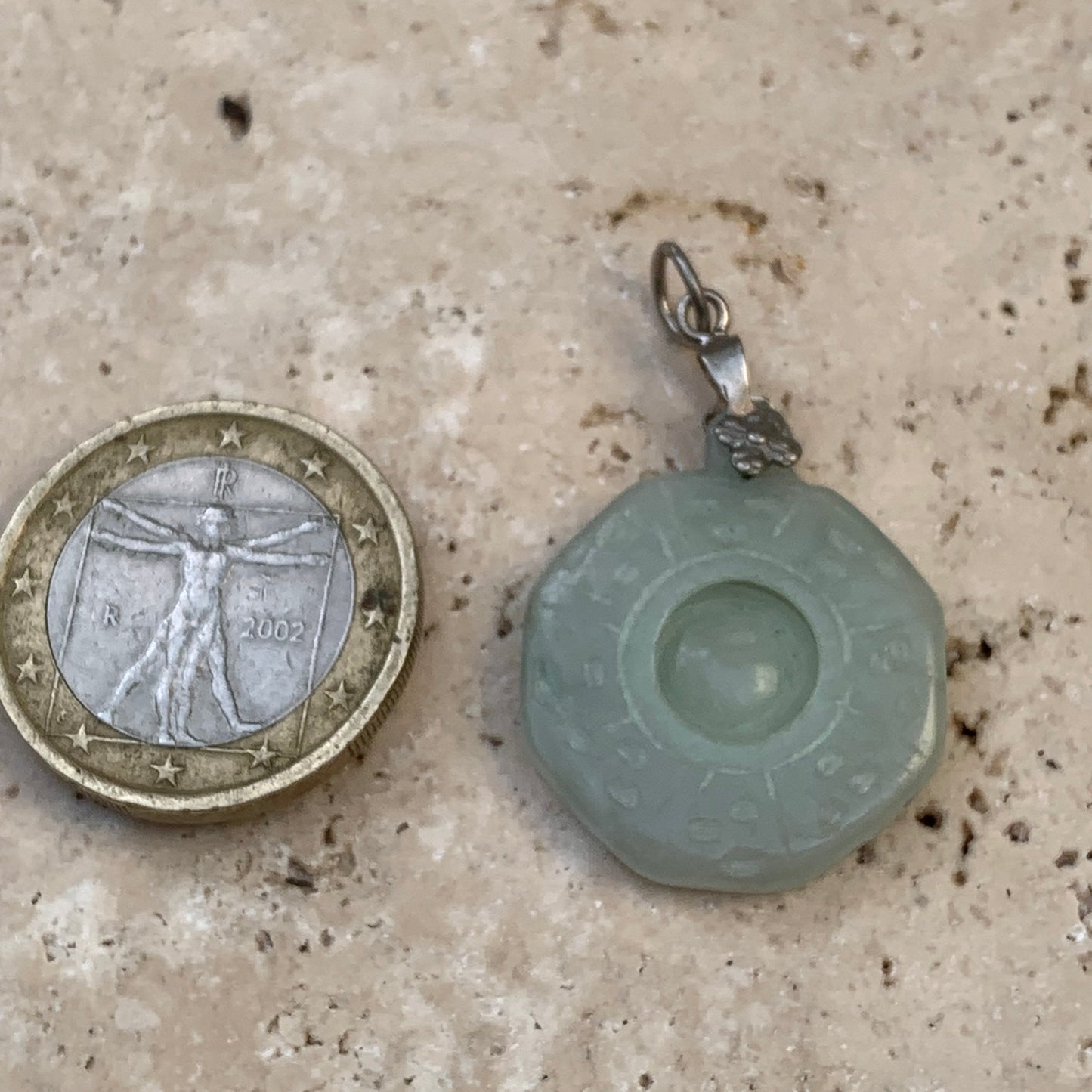 Jade ! Pendentif 'Roue de la vie' avec une jolie bélière fantaisie, 35 mm de hauteur x 23 de largeur x 5 d'épaisseur. Vendu avec cordon réglable de couleur noire.