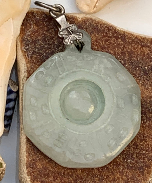 Jade ! Pendentif 'Roue de la vie' avec une jolie bélière fantaisie, 35 mm de hauteur x 23 de largeur x 5 d'épaisseur. Vendu avec cordon réglable de couleur noire.