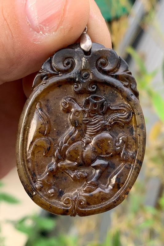 Jade néphrite, pendentif signe astrologique Chinois du Cheval, 60 mm de hauteur x 37 de largeur x 6 d'épaisseur. Vendu avec cordon réglable de couleur noire.