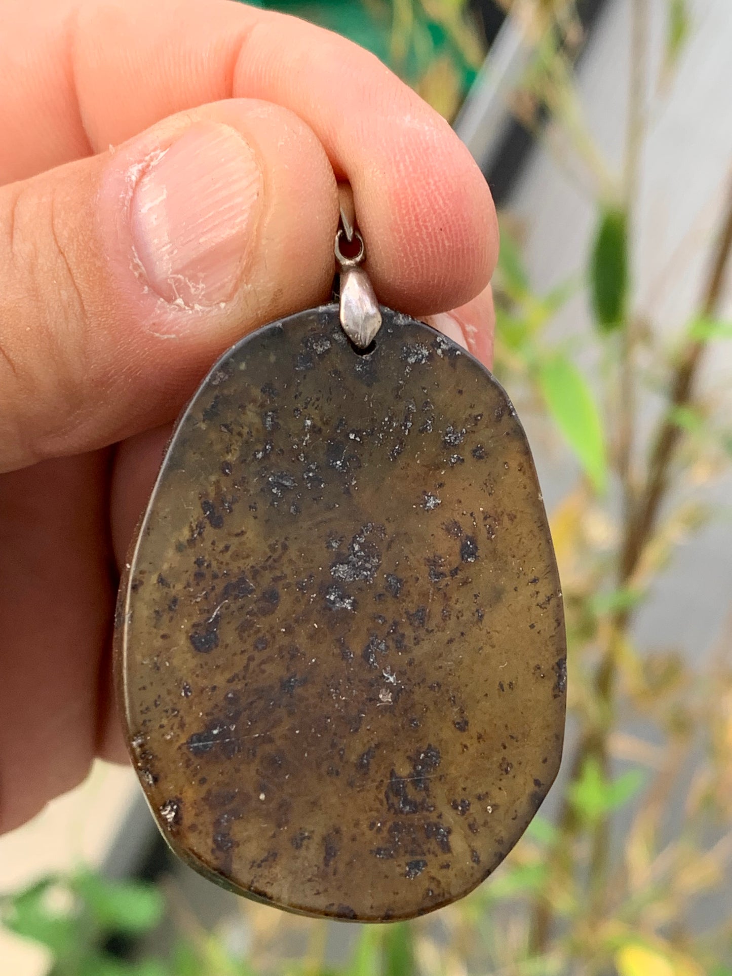 Jade néphrite, pendentif signe astrologique Chinois du Cheval, 60 mm de hauteur x 37 de largeur x 6 d'épaisseur. Vendu avec cordon réglable de couleur noire.