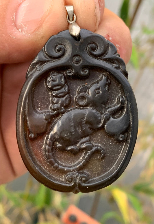 Jade néphrite, pendentif signe astrologique Chinois du Rat, 60 mm de hauteur x 37 de largeur x 6 d'épaisseur. Vendu avec cordon réglable de couleur noire.