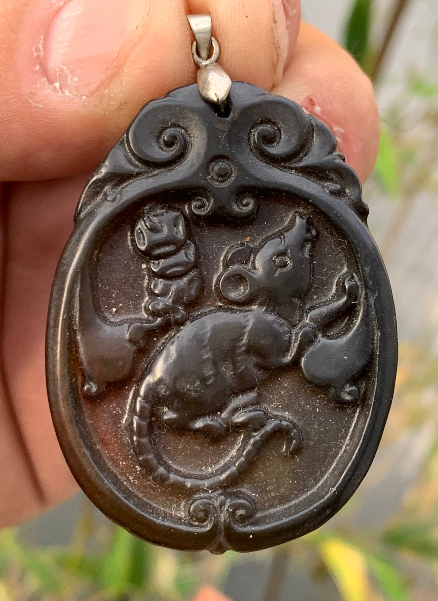 Jade néphrite, pendentif signe astrologique Chinois du Rat, 60 mm de hauteur x 37 de largeur x 6 d'épaisseur. Vendu avec cordon réglable de couleur noire.