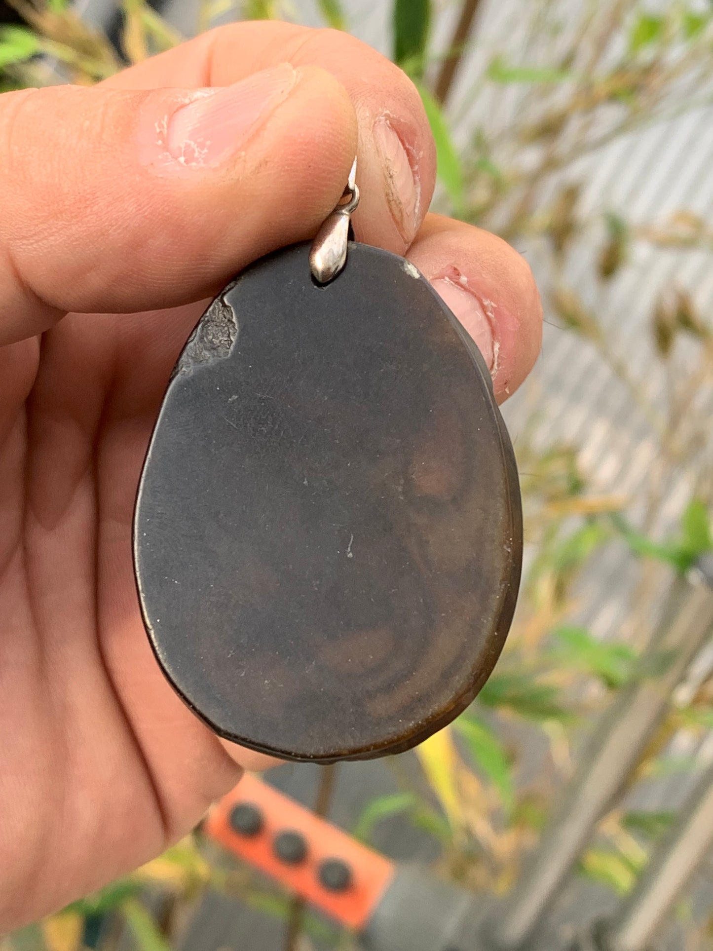 Jade néphrite, pendentif signe astrologique Chinois du Rat, 60 mm de hauteur x 37 de largeur x 6 d'épaisseur. Vendu avec cordon réglable de couleur noire.