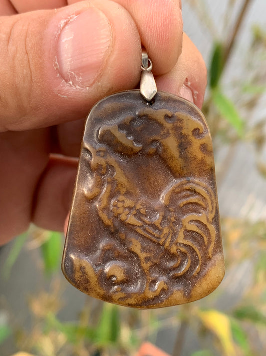 Jade néphrite, pendentif signe astrologique Chinois du Coq, 53 mm de hauteur x 32 de largeur x 6 d'épaisseur. Vendu avec cordon réglable de couleur noire.