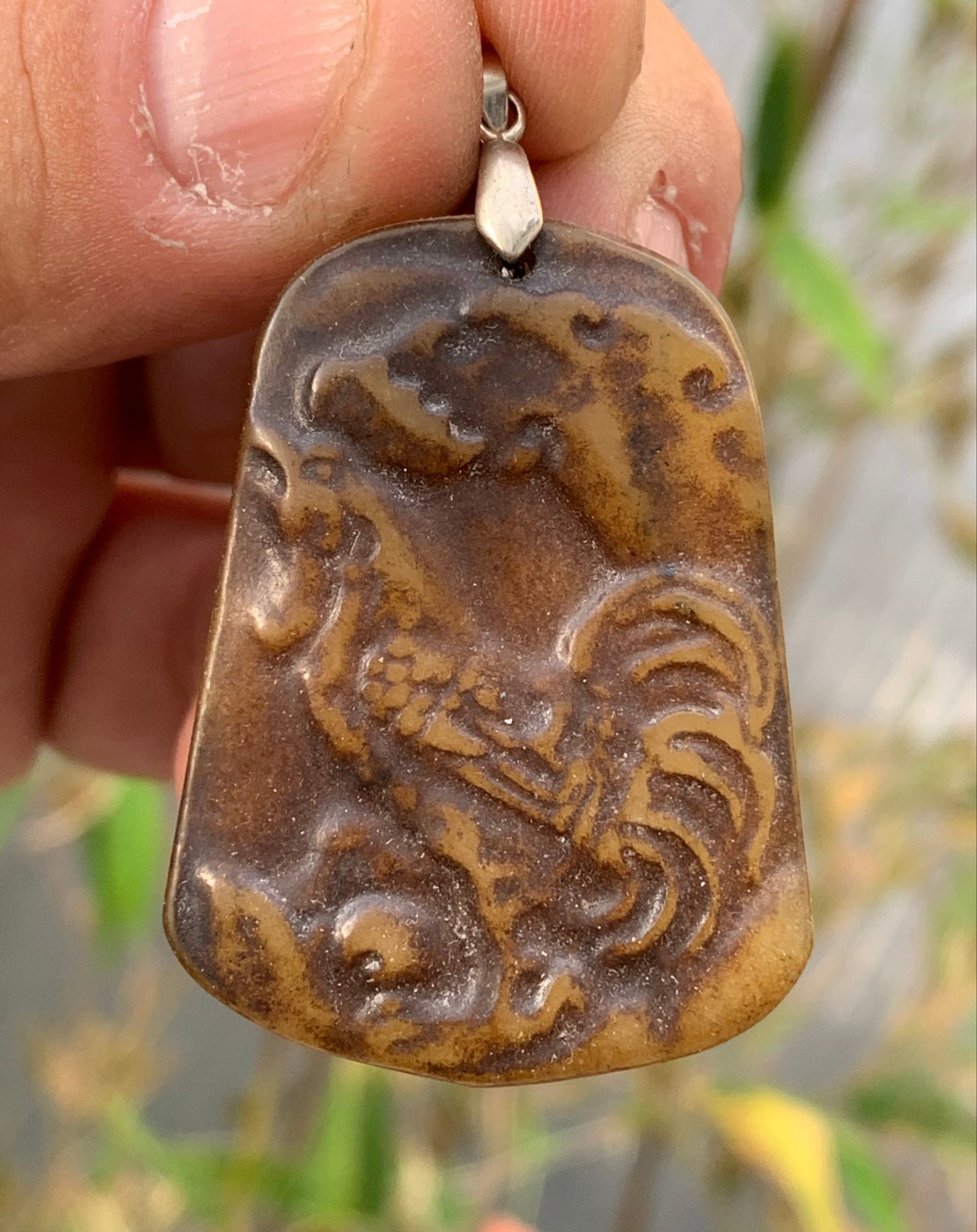 Jade néphrite, pendentif signe astrologique Chinois du Coq, 53 mm de hauteur x 32 de largeur x 6 d'épaisseur. Vendu avec cordon réglable de couleur noire.