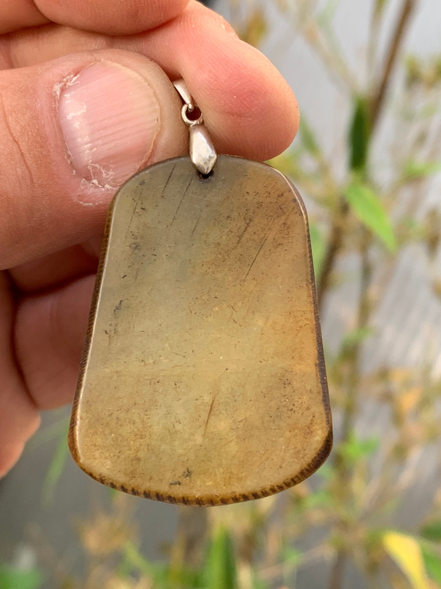 Jade néphrite, pendentif signe astrologique Chinois du Coq, 53 mm de hauteur x 32 de largeur x 6 d'épaisseur. Vendu avec cordon réglable de couleur noire.