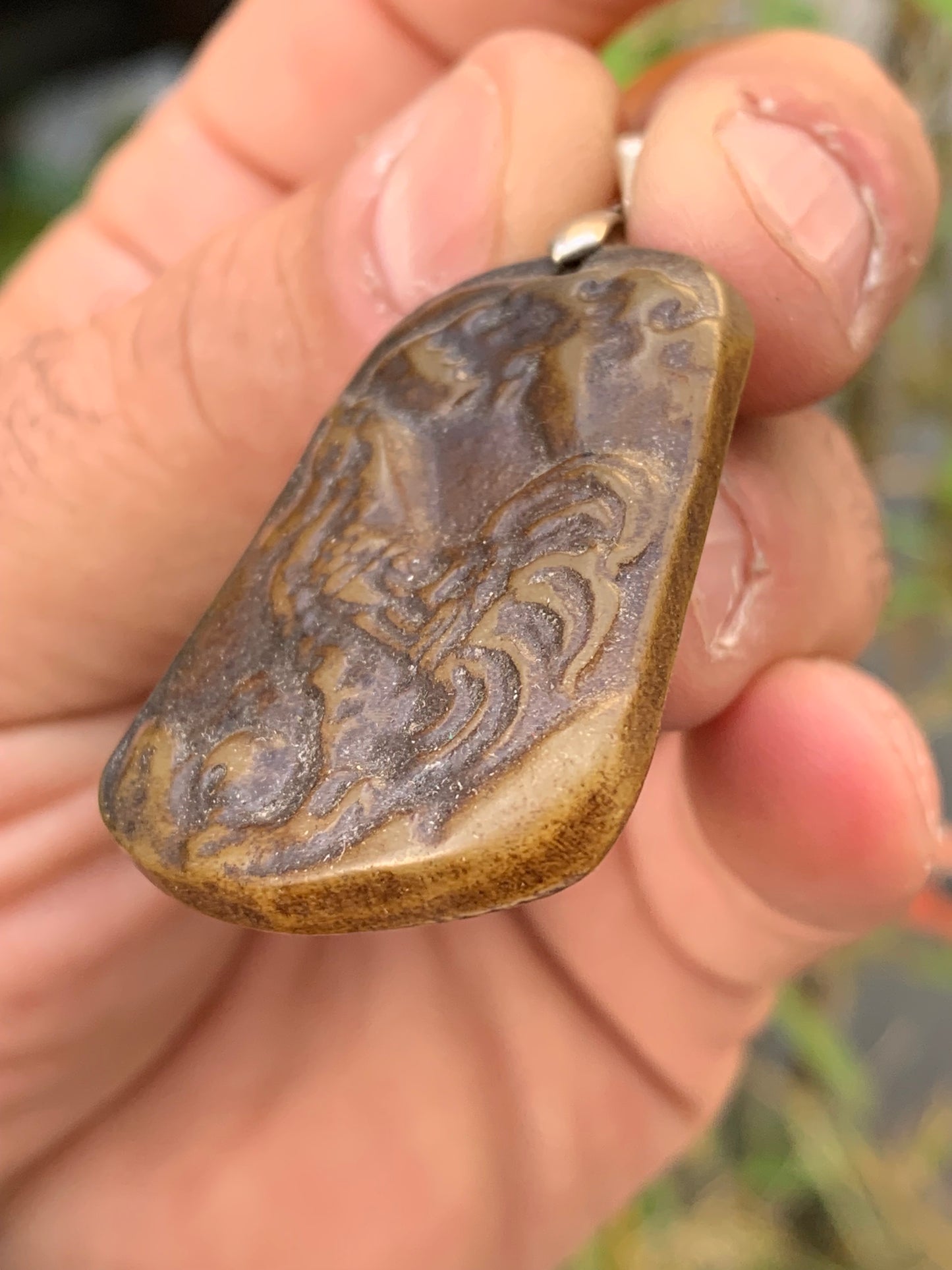Jade néphrite, pendentif signe astrologique Chinois du Coq, 53 mm de hauteur x 32 de largeur x 6 d'épaisseur. Vendu avec cordon réglable de couleur noire.