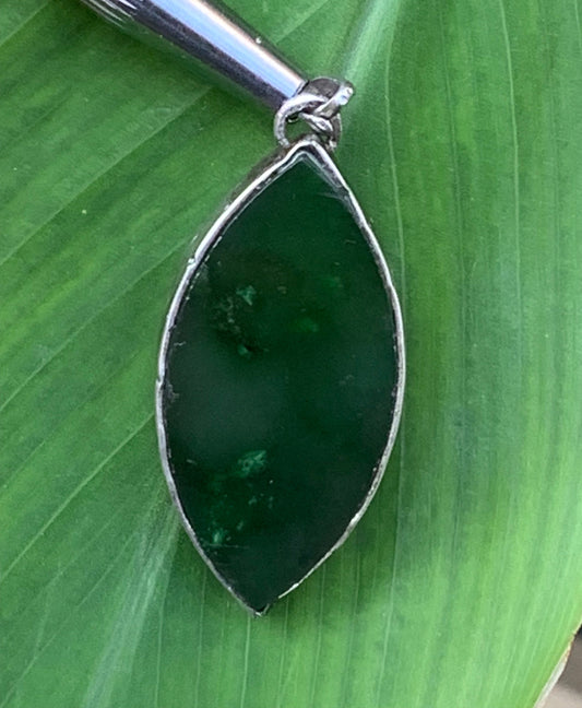 Jade, pendentif en Argent fait par G & Z, 47 mm de hauteur x 20 de largeur x 6 d'épaisseur. Vendu avec cordon réglable de couleur noire.