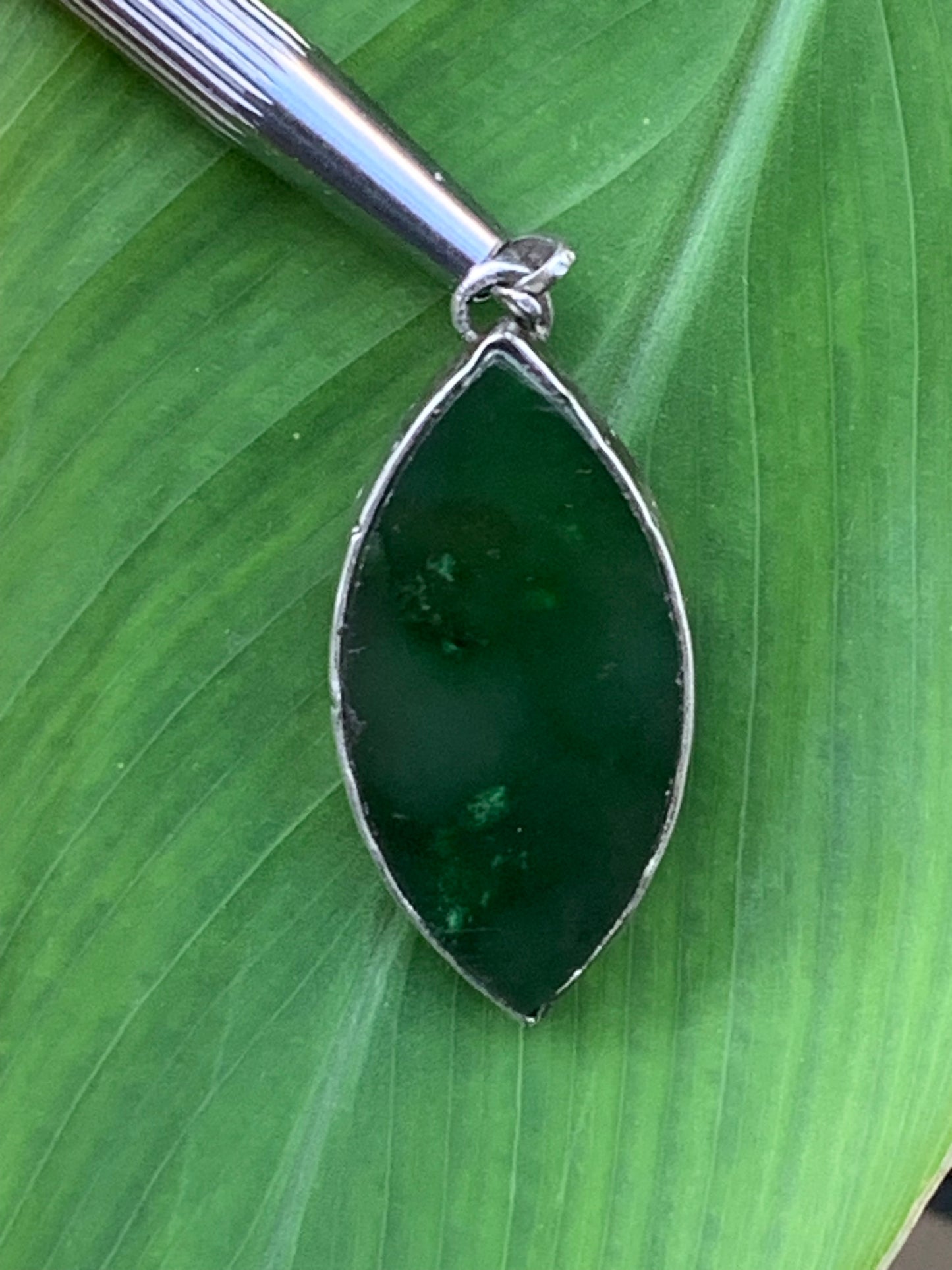 Jade, pendentif en Argent fait par G & Z, 47 mm de hauteur x 20 de largeur x 6 d'épaisseur. Vendu avec cordon réglable de couleur noire.