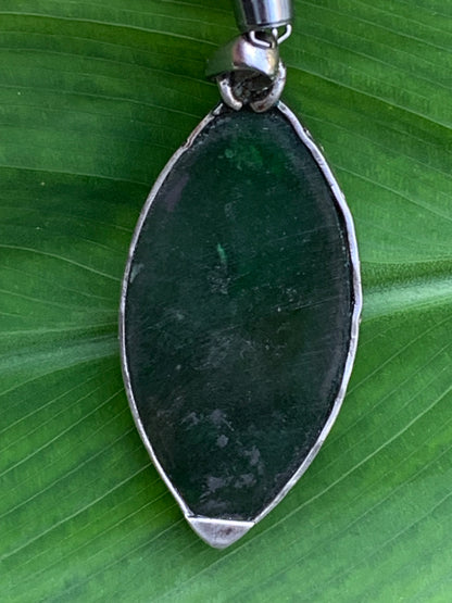 Jade, pendentif en Argent fait par G & Z, 47 mm de hauteur x 20 de largeur x 6 d'épaisseur. Vendu avec cordon réglable de couleur noire.