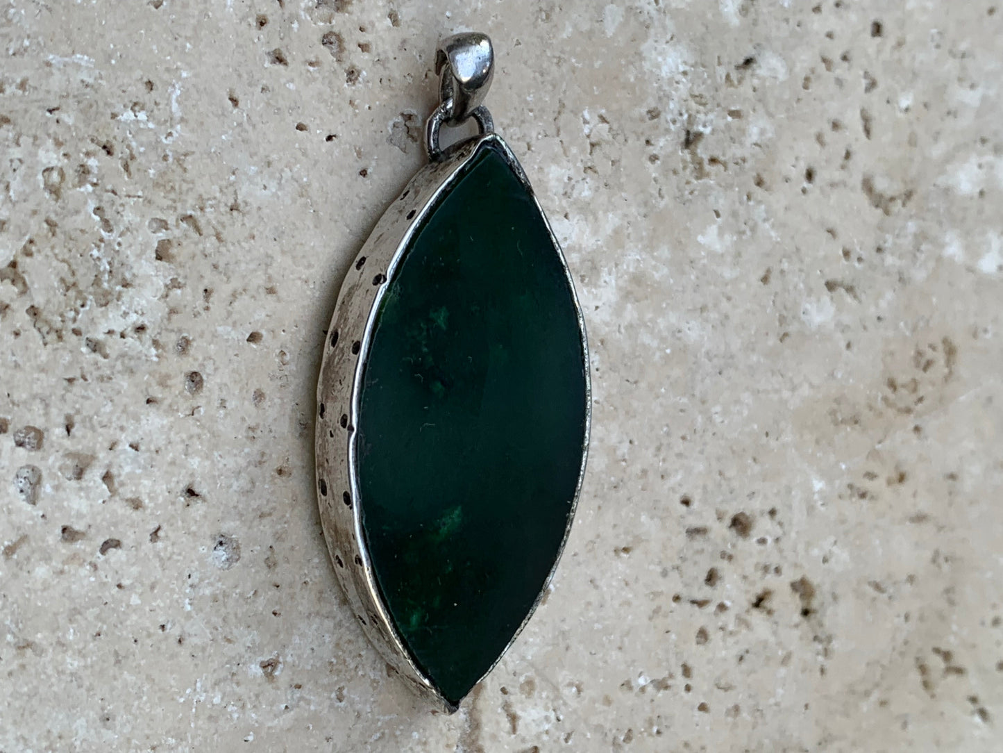Jade, pendentif en Argent fait par G & Z, 47 mm de hauteur x 20 de largeur x 6 d'épaisseur. Vendu avec cordon réglable de couleur noire.